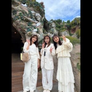 Kaho Mizutani Instagram - ミラコスタお泊まりからの
ディズニーシー🐭🎀
ずっと泊まってみたかったから
2人と来られて嬉しかったーー☺️

お揃いのスニーカーを履いて
真っ白なお洋服で揃えて
久しぶりにちゃんとはしゃぎました👟
あー楽しかった♡
この3人は似ているところと似ていないところの
バランスが絶妙でね、大好きなんだーー🫶🏻