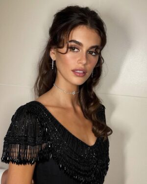 Kaia Gerber Instagram - thank you for a beautiful and inspiring evening @theacademy 🖤 and thank you beyond measure to sarah burton for diving deep into the archives and making all my gothic hollywood glamour dreams come true. @givenchy fall ‘97 couture (!!!!!!!!) tears of love and gratitude to sarah and the whole givenchy team always