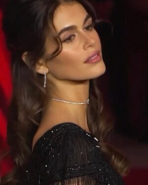 Kaia Gerber Instagram - thank you for a beautiful and inspiring evening @theacademy 🖤 and thank you beyond measure to sarah burton for diving deep into the archives and making all my gothic hollywood glamour dreams come true. @givenchy fall ‘97 couture (!!!!!!!!) tears of love and gratitude to sarah and the whole givenchy team always