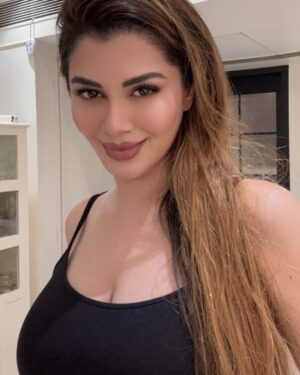 Kainaat Arora Instagram - Looking at the brightest side of
.
.
.
.
#Workseries2024 #FantasticYear #Shukran #kainaatarora