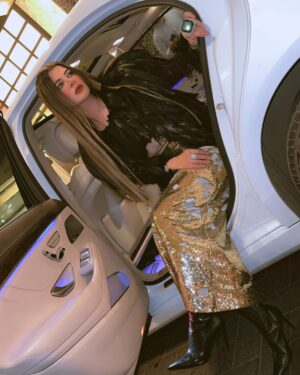 Kainaat Arora Instagram - All That Glitters Is “GOLD” 😉 
.
Merry Christmas 🎅 to all you lovely people out there 🐣🐣
.
.
#Christmas2024 #WhatAaaaNight🤩 #EpicNights #GirlsWhoLikeGirls👭#kainaatarora #Goodtimes #xmas