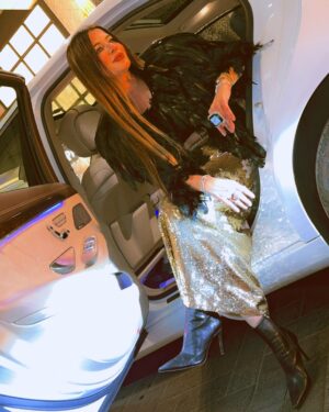 Kainaat Arora Instagram - All That Glitters Is “GOLD” 😉 
.
Merry Christmas 🎅 to all you lovely people out there 🐣🐣
.
.
#Christmas2024 #WhatAaaaNight🤩 #EpicNights #GirlsWhoLikeGirls👭#kainaatarora #Goodtimes #xmas