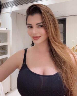 Kainaat Arora Instagram - Looking at the brightest side of
.
.
.
.
#Workseries2024 #FantasticYear #Shukran #kainaatarora