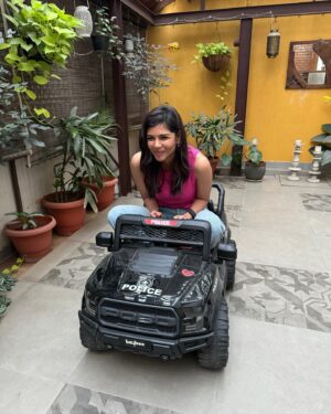 Kalyani Priyadarshan Instagram - Bengaluru Bommalus 🤍🎥🎞️🍨💃🏻⭐️ 🐶🌝🌚🩷🚦☕️🌥️