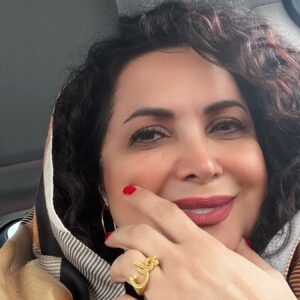 Kamand Amirsoleimani Instagram - به پختگی که برسی می‌فهمی خیلی جاها نباید جواب بدهی و نباید به هر دلیلی وارد نبرد با آدم‌ها شوی.
به پختگی که برسی می‌فهمی ضرورتی ندارد با دیگران بابت رفتارها و نظراتشان بجنگی و سعی کنی دیدگاه آنان را تغییر بدهی.
به پختگی که برسی می‌فهمی باید آرام باشی و رها؛ چون توضیحات اضافه و تلاش‌های بیهوده، فقط وقت و انرژی تو را تلف می‌کنند.
به پختگی که برسی در مقابل قضاوت‌ها و حرف‌ها خم به ابرو نمی‌آوری
فقط لبخند می‌زنی و به راهت ادامه می‌دهی و کار خودت را می‌کنی.

#نرگس_صرافیان_طوفان

طراحی انگشتر قشنگم”جان”از دوست باحال و هنرمندم خندان خدایاره❤️
@gallerykhandan