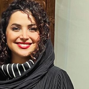 Kamand Amirsoleimani Instagram - .
و این منم
زنی تنها
در آستانه ی فصلی سرد

امروز روز اول دی ماه است
من راز فصل ها را می دانم