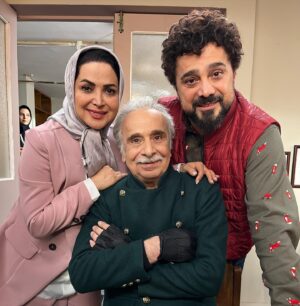 Kamand Amirsoleimani Instagram - .
بابا سعید جانم سالها دستت روی شونه ما بود و کنار ما بودی تا من و سپند به اینجا برسیم. حالا ما با افتخار دستمون رو میذاریم روی شونه های امنت و خودمونو مبچسبونیم بهت که همه بدونن پدری داریم که بهش وصلیم و بدون اون هیچ. تولدت مبارک باشه سالها سلامت و شاد کنارمون باشی و سایه ت بالای سرمون باشه. 
🎂میلادت بر ما مبارک🎂

#تولد #سعید_امیرسلیمانی  #کمندامیرسلیمانی  #سپندامیرسلیمانی  #خانواده  #بابا  #بازیگر