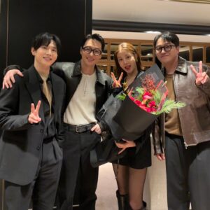 Kang So-ra Instagram - 미생10주년! 
영이 그래 석율 백기  신입생즈와 영업3팀 김부장님 오과장님 김대리님
자원팀 마부장님 정과장님 
김원석감독님 정윤정작가님 윤태호작가님

그리고 자리를 빛내주신, 잊지 않고 미생을 찾아주신 많은 관객 여러분들... 감사드립니다♡