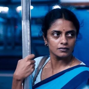 Kani Kusruti Instagram - കനിയിൽ നിന്ന് പ്രഭയിലേക്ക്.
2009 ൽ പുറത്തിറങ്ങിയ കേരള കഫെ എന്ന ചിത്രത്തിലെ ഐലൻഡ് എക്സ്പ്രസ്സ്‌ എന്ന സെഗ് മെന്റിൽ പൃഥ്വിരാജിന്റെ കാമുകിയുടെ കഥാപാത്രത്തിലൂടെയാണ് കനി കുസൃതി എന്ന നടിയെ മലയാളി പ്രേക്ഷകർ ഒരുപക്ഷെ ആദ്യമായി കാണുന്നത്. സ്ക്രീൻ സ്പേസ് വളരെ കുറവായിരുന്ന ഒരു കഥാപാത്രമായിരുന്നിട്ട് പോലും തന്റെ അഭിനയത്തിന്റെ വ്യത്യസ്തതയിലൂടെ അതിനെ കാണികൾക്ക് മറക്കാൻ സാധിക്കാത്ത ഒന്നാക്കി മാറ്റിയിട്ടുണ്ടെങ്കിൽ അത് കനി കുസൃതിയിലെ നായികയുടെ വിജയമാണ്.
ഒടുവിൽ 2024ൽ അന്താരാഷ്ട്ര തലത്തിൽ വരെ ശ്രേദ്ധ നേടിയെടുത്ത "All We Imagine As Light" വരെ എത്തി നിൽക്കുമ്പോൾ ഇന്ത്യൻ സിനിമയിലെ തന്നെ മികച്ച നടിമാരുടെ പട്ടികയിൽ ഇടം നേടിയിരിക്കുകയാണ് കനി കുസൃതി. ജർമനിയിൽ ജോലിക്കായി പോയി, ഏകദേശം ഒരു വർഷത്തോളമായി തന്നെ ഒരു ഫോൺ പോലും ചെയ്യാത്ത, തനിക്ക് അത്രമേൽ അപരിചിതനായ തന്റെ ഭർത്താവിനെ കാത്തിരിക്കുന്ന കഥാപാത്രത്തെയാണ് കനി ഇതിൽ അവതരിപ്പിച്ചിരിക്കുന്നത്. ഒപ്പം തന്റെ റൂം മേറ്റ്‌ ആയ അനുവിന് ഒരു സഹോദരിയായും താൻ ജോലി ചെയുന്ന ആശുപത്രിയിലെ തൊഴിലാളിയായ പാർവതിക്ക് ഒരു നല്ല സുഹൃത്തായും കനി അവിസ്മരണീയമായ അഭിനയമാണ് "All We Imagine As Light "ൽ കാഴ്ചവെച്ചിരിക്കുന്നത്.ചിത്രത്തിലെ സങ്കീർണമായ ഒരു കഥാപായത്രത്തെ പ്രേക്ഷകർക്ക്, അവർ എവിടെയോ വെച്ച് കണ്ടിട്ടുള്ള അഥവാ തങ്ങൾക്ക് പരിചിതരായ ആരെയെപോലെ തോന്നിപ്പിക്കുവാൻ കനിയുടെ കഥാപാത്രമായ നേഴ്സ് പ്രഭക്ക് സാധിച്ചിട്ടുണ്ട്.
കാത്തിരിക്കുന്നു, വ്യത്യസ്തമായ പുതുമയുള്ള അഭിനയപ്രാധാന്യമുള്ള വേഷങ്ങളിലും കഥാപാത്രങ്ങളായും കനിയേ കാണാൻ സാധിക്കട്ടെ🫶🏻❤️.

✍🏻 @deva.narayanann