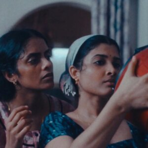 Kani Kusruti Instagram - കനിയിൽ നിന്ന് പ്രഭയിലേക്ക്.
2009 ൽ പുറത്തിറങ്ങിയ കേരള കഫെ എന്ന ചിത്രത്തിലെ ഐലൻഡ് എക്സ്പ്രസ്സ്‌ എന്ന സെഗ് മെന്റിൽ പൃഥ്വിരാജിന്റെ കാമുകിയുടെ കഥാപാത്രത്തിലൂടെയാണ് കനി കുസൃതി എന്ന നടിയെ മലയാളി പ്രേക്ഷകർ ഒരുപക്ഷെ ആദ്യമായി കാണുന്നത്. സ്ക്രീൻ സ്പേസ് വളരെ കുറവായിരുന്ന ഒരു കഥാപാത്രമായിരുന്നിട്ട് പോലും തന്റെ അഭിനയത്തിന്റെ വ്യത്യസ്തതയിലൂടെ അതിനെ കാണികൾക്ക് മറക്കാൻ സാധിക്കാത്ത ഒന്നാക്കി മാറ്റിയിട്ടുണ്ടെങ്കിൽ അത് കനി കുസൃതിയിലെ നായികയുടെ വിജയമാണ്.
ഒടുവിൽ 2024ൽ അന്താരാഷ്ട്ര തലത്തിൽ വരെ ശ്രേദ്ധ നേടിയെടുത്ത "All We Imagine As Light" വരെ എത്തി നിൽക്കുമ്പോൾ ഇന്ത്യൻ സിനിമയിലെ തന്നെ മികച്ച നടിമാരുടെ പട്ടികയിൽ ഇടം നേടിയിരിക്കുകയാണ് കനി കുസൃതി. ജർമനിയിൽ ജോലിക്കായി പോയി, ഏകദേശം ഒരു വർഷത്തോളമായി തന്നെ ഒരു ഫോൺ പോലും ചെയ്യാത്ത, തനിക്ക് അത്രമേൽ അപരിചിതനായ തന്റെ ഭർത്താവിനെ കാത്തിരിക്കുന്ന കഥാപാത്രത്തെയാണ് കനി ഇതിൽ അവതരിപ്പിച്ചിരിക്കുന്നത്. ഒപ്പം തന്റെ റൂം മേറ്റ്‌ ആയ അനുവിന് ഒരു സഹോദരിയായും താൻ ജോലി ചെയുന്ന ആശുപത്രിയിലെ തൊഴിലാളിയായ പാർവതിക്ക് ഒരു നല്ല സുഹൃത്തായും കനി അവിസ്മരണീയമായ അഭിനയമാണ് "All We Imagine As Light "ൽ കാഴ്ചവെച്ചിരിക്കുന്നത്.ചിത്രത്തിലെ സങ്കീർണമായ ഒരു കഥാപായത്രത്തെ പ്രേക്ഷകർക്ക്, അവർ എവിടെയോ വെച്ച് കണ്ടിട്ടുള്ള അഥവാ തങ്ങൾക്ക് പരിചിതരായ ആരെയെപോലെ തോന്നിപ്പിക്കുവാൻ കനിയുടെ കഥാപാത്രമായ നേഴ്സ് പ്രഭക്ക് സാധിച്ചിട്ടുണ്ട്.
കാത്തിരിക്കുന്നു, വ്യത്യസ്തമായ പുതുമയുള്ള അഭിനയപ്രാധാന്യമുള്ള വേഷങ്ങളിലും കഥാപാത്രങ്ങളായും കനിയേ കാണാൻ സാധിക്കട്ടെ🫶🏻❤️.

✍🏻 @deva.narayanann
