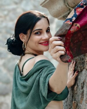 Kanika Maheshwari Instagram - When you are happy you are ordinary, because to be happy is just to be natural.🤍 

#fashion #ootd #style #fashionmodel #modelshoot #photography #picoftheday #lookoftheday #beauty #artistic #nomakeup #arabfashion #bhyp #smile #happiness #instalook #benatural #ordinary #selflove #bhyp #success #jewellery #womanstyle #instagram #creators #kanikamaheshwari