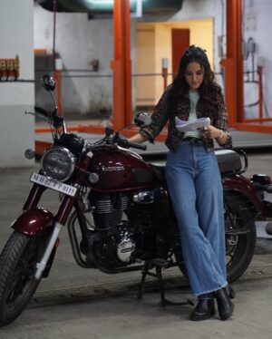 Kanikka Kapur Instagram - Some Wrong Number Reboot BTS for you all! 🤍

Pictures by the talented - @arbab.kamal.khan
