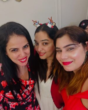 Kanisha Malhotra Instagram - Merry Christmas Everyone. Sorry for the late post, I was busy celebrating my most favourite festival. I love this time of the year & so I had a chotu sa party at home & what a banger it was. Thanks for who came & sorry to whom I forgot to invite. It was supposed to be a small close knit affair but I don’t know how my parties end up becoming massive 🥲🫣🫢Anyways hope you enjoying your Christmas. 
Yeshu di balle balle & Merry Christmas 🤶🎄🪩🕺💃🏻💖🎉✨

#christmas #christmastree #christmasdecor #christmastime #christmas2025 #party #christmasparty #trending #viral #kanishamalhotra