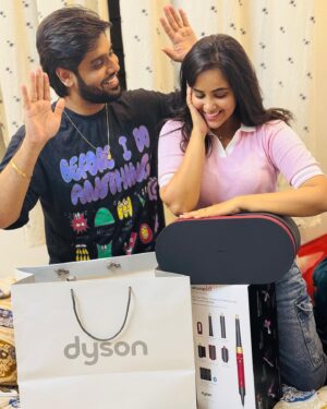 Kanmani Manoharan Instagram - #Happy 3month anniversary ❣️

This gift is truly special, not because of its value, but because of the person who gave it to me🫂I’ve always been the one giving, never really on the receiving end, but when someone takes the time and effort to make me happy, it means the world. 
Thank you my aswath_official ♥️

#loveofmylife #togetgerforever #celebration #happiness #emotional #dyson #dysonairwrap #airwrapid