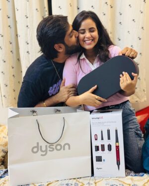 Kanmani Manoharan Instagram - #Happy 3month anniversary ❣️

This gift is truly special, not because of its value, but because of the person who gave it to me🫂I’ve always been the one giving, never really on the receiving end, but when someone takes the time and effort to make me happy, it means the world. 
Thank you my aswath_official ♥️

#loveofmylife #togetgerforever #celebration #happiness #emotional #dyson #dysonairwrap #airwrapid