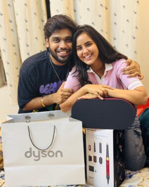 Kanmani Manoharan Instagram - #Happy 3month anniversary ❣️

This gift is truly special, not because of its value, but because of the person who gave it to me🫂I’ve always been the one giving, never really on the receiving end, but when someone takes the time and effort to make me happy, it means the world. 
Thank you my aswath_official ♥️

#loveofmylife #togetgerforever #celebration #happiness #emotional #dyson #dysonairwrap #airwrapid