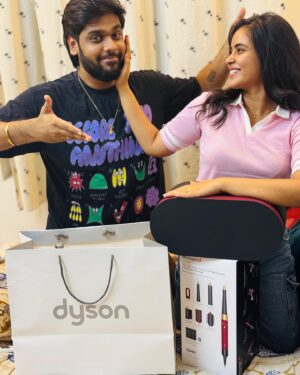 Kanmani Manoharan Instagram - #Happy 3month anniversary ❣️

This gift is truly special, not because of its value, but because of the person who gave it to me🫂I’ve always been the one giving, never really on the receiving end, but when someone takes the time and effort to make me happy, it means the world. 
Thank you my aswath_official ♥️

#loveofmylife #togetgerforever #celebration #happiness #emotional #dyson #dysonairwrap #airwrapid