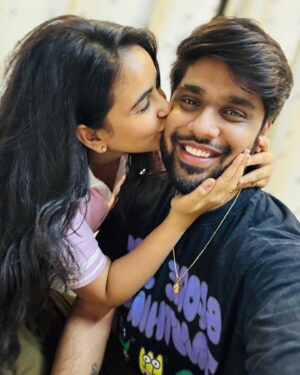 Kanmani Manoharan Instagram - #Happy 3month anniversary ❣️

This gift is truly special, not because of its value, but because of the person who gave it to me🫂I’ve always been the one giving, never really on the receiving end, but when someone takes the time and effort to make me happy, it means the world. 
Thank you my aswath_official ♥️

#loveofmylife #togetgerforever #celebration #happiness #emotional #dyson #dysonairwrap #airwrapid