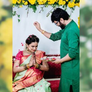 Kannika Snekan Instagram - தையில்
எங்கள் வாரிசை வரவேற்க
காத்திருக்கிறோம்...💐

அனைவருக்கும்
தைத்திருநாள் நல்வாழ்த்துகள்🙏

Makeup : @kaviyaartistry_off
Photography : @magicmomentsphotography.in
Decoration : @valentineeventss
Aari Blouse : @showstopper_fashion_studio
Mehandi : @__hennabysha__
Saree : @ashirahbydiadem

#HappyPongal2025 #kannikasnekan #kannikasnekanpregnancy #kannikaravi #kavingersnekan #snekan #lyricistsnekan