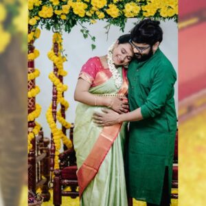Kannika Snekan Instagram - தையில்
எங்கள் வாரிசை வரவேற்க
காத்திருக்கிறோம்...💐

அனைவருக்கும்
தைத்திருநாள் நல்வாழ்த்துகள்🙏

Makeup : @kaviyaartistry_off
Photography : @magicmomentsphotography.in
Decoration : @valentineeventss
Aari Blouse : @showstopper_fashion_studio
Mehandi : @__hennabysha__
Saree : @ashirahbydiadem

#HappyPongal2025 #kannikasnekan #kannikasnekanpregnancy #kannikaravi #kavingersnekan #snekan #lyricistsnekan