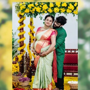 Kannika Snekan Instagram - தையில்
எங்கள் வாரிசை வரவேற்க
காத்திருக்கிறோம்...💐

அனைவருக்கும்
தைத்திருநாள் நல்வாழ்த்துகள்🙏

Makeup : @kaviyaartistry_off 
Photography : @magicmomentsphotography.in
Decoration : @valentineeventss
Aari Blouse : @showstopper_fashion_studio
Mehandi : @__hennabysha__
Saree : @ashirahbydiadem

#HappyPongal2025 #kannikasnekan #kannikasnekanpregnancy #kannikaravi #kavingersnekan #snekan #lyricistsnekan