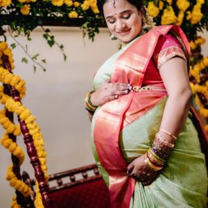 Kannika Snekan Instagram - தையில்
எங்கள் வாரிசை வரவேற்க
காத்திருக்கிறோம்...💐

அனைவருக்கும்
தைத்திருநாள் நல்வாழ்த்துகள்🙏

Makeup : @kaviyaartistry_off 
Photography : @magicmomentsphotography.in
Decoration : @valentineeventss
Aari Blouse : @showstopper_fashion_studio
Mehandi : @__hennabysha__
Saree : @ashirahbydiadem

#HappyPongal2025 #kannikasnekan #kannikasnekanpregnancy #kannikaravi #kavingersnekan #snekan #lyricistsnekan