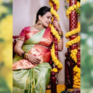 Kannika Snekan Instagram - தையில்
எங்கள் வாரிசை வரவேற்க
காத்திருக்கிறோம்...💐

அனைவருக்கும்
தைத்திருநாள் நல்வாழ்த்துகள்🙏

Makeup : @kaviyaartistry_off 
Photography : @magicmomentsphotography.in
Decoration : @valentineeventss
Aari Blouse : @showstopper_fashion_studio
Mehandi : @__hennabysha__
Saree : @ashirahbydiadem

#HappyPongal2025 #kannikasnekan #kannikasnekanpregnancy #kannikaravi #kavingersnekan #snekan #lyricistsnekan