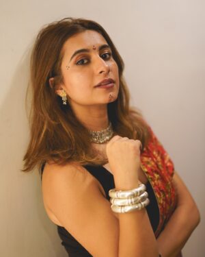 Kanupriya Gupta Instagram - A quick photoshoot before I headed out for playing garba, loved dressing for the event  hosted by @funcho 
Thank you for having me….🥳

📸 @rekabira_ 

#garbanight #indianwear #dressingup #photooftheday #navratri