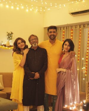 Kanupriya Gupta Instagram - Hope your Diwali was as special as mine… 🪔✨

Sending you all so much love and warmth and I pray you have people who brighten up your lives and I have these bunch of super souls ♥️

Photos by none other than our @rekabira_ 
My outfit @dcmumbai 

#diwali2024 #diwali #familytime #couplelove