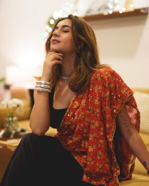 Kanupriya Gupta Instagram - A quick photoshoot before I headed out for playing garba, loved dressing for the event  hosted by @funcho 
Thank you for having me….🥳

📸 @rekabira_ 

#garbanight #indianwear #dressingup #photooftheday #navratri
