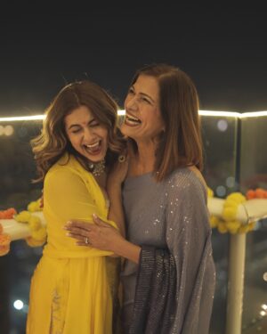 Kanupriya Gupta Instagram - Hope your Diwali was as special as mine… 🪔✨

Sending you all so much love and warmth and I pray you have people who brighten up your lives and I have these bunch of super souls ♥️

Photos by none other than our @rekabira_ 
My outfit @dcmumbai 

#diwali2024 #diwali #familytime #couplelove