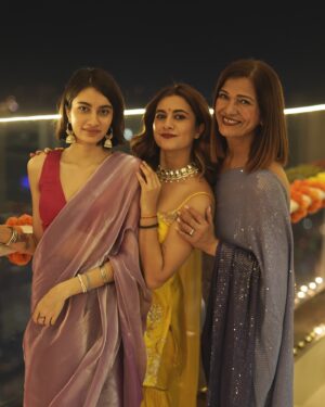 Kanupriya Gupta Instagram - Hope your Diwali was as special as mine… 🪔✨

Sending you all so much love and warmth and I pray you have people who brighten up your lives and I have these bunch of super souls ♥️

Photos by none other than our @rekabira_ 
My outfit @dcmumbai 

#diwali2024 #diwali #familytime #couplelove