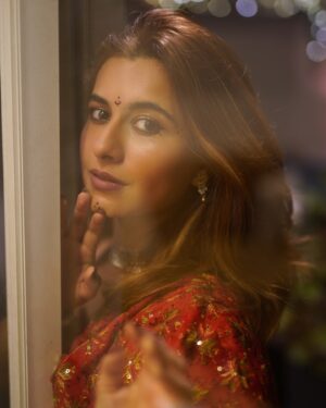 Kanupriya Gupta Instagram - A quick photoshoot before I headed out for playing garba, loved dressing for the event  hosted by @funcho 
Thank you for having me….🥳

📸 @rekabira_ 

#garbanight #indianwear #dressingup #photooftheday #navratri