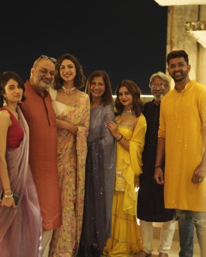 Kanupriya Gupta Instagram - Hope your Diwali was as special as mine… 🪔✨

Sending you all so much love and warmth and I pray you have people who brighten up your lives and I have these bunch of super souls ♥️

Photos by none other than our @rekabira_ 
My outfit @dcmumbai 

#diwali2024 #diwali #familytime #couplelove
