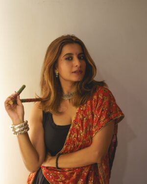 Kanupriya Gupta Instagram - A quick photoshoot before I headed out for playing garba, loved dressing for the event  hosted by @funcho 
Thank you for having me….🥳

📸 @rekabira_ 

#garbanight #indianwear #dressingup #photooftheday #navratri
