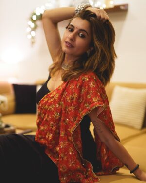 Kanupriya Gupta Instagram - A quick photoshoot before I headed out for playing garba, loved dressing for the event  hosted by @funcho 
Thank you for having me….🥳

📸 @rekabira_ 

#garbanight #indianwear #dressingup #photooftheday #navratri