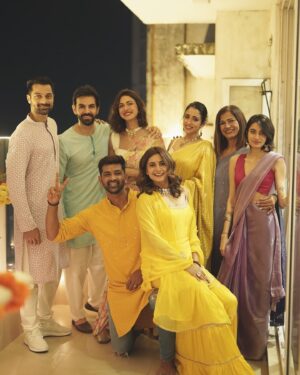 Kanupriya Gupta Instagram - Hope your Diwali was as special as mine… 🪔✨

Sending you all so much love and warmth and I pray you have people who brighten up your lives and I have these bunch of super souls ♥️

Photos by none other than our @rekabira_ 
My outfit @dcmumbai 

#diwali2024 #diwali #familytime #couplelove