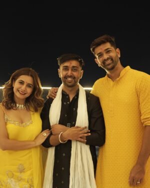 Kanupriya Gupta Instagram - Hope your Diwali was as special as mine… 🪔✨

Sending you all so much love and warmth and I pray you have people who brighten up your lives and I have these bunch of super souls ♥️

Photos by none other than our @rekabira_ 
My outfit @dcmumbai 

#diwali2024 #diwali #familytime #couplelove