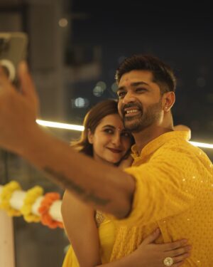 Kanupriya Gupta Instagram - Hope your Diwali was as special as mine… 🪔✨

Sending you all so much love and warmth and I pray you have people who brighten up your lives and I have these bunch of super souls ♥️

Photos by none other than our @rekabira_ 
My outfit @dcmumbai 

#diwali2024 #diwali #familytime #couplelove