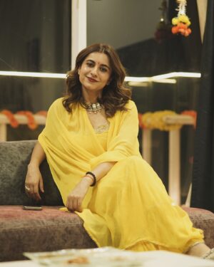 Kanupriya Gupta Instagram - Hope your Diwali was as special as mine… 🪔✨

Sending you all so much love and warmth and I pray you have people who brighten up your lives and I have these bunch of super souls ♥️

Photos by none other than our @rekabira_ 
My outfit @dcmumbai 

#diwali2024 #diwali #familytime #couplelove