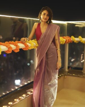 Kanupriya Gupta Instagram - Hope your Diwali was as special as mine… 🪔✨

Sending you all so much love and warmth and I pray you have people who brighten up your lives and I have these bunch of super souls ♥️

Photos by none other than our @rekabira_ 
My outfit @dcmumbai 

#diwali2024 #diwali #familytime #couplelove