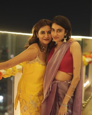 Kanupriya Gupta Instagram - Hope your Diwali was as special as mine… 🪔✨

Sending you all so much love and warmth and I pray you have people who brighten up your lives and I have these bunch of super souls ♥️

Photos by none other than our @rekabira_ 
My outfit @dcmumbai 

#diwali2024 #diwali #familytime #couplelove