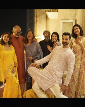 Kanupriya Gupta Instagram - Hope your Diwali was as special as mine… 🪔✨

Sending you all so much love and warmth and I pray you have people who brighten up your lives and I have these bunch of super souls ♥️

Photos by none other than our @rekabira_ 
My outfit @dcmumbai 

#diwali2024 #diwali #familytime #couplelove
