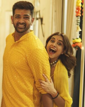 Kanupriya Gupta Instagram - Hope your Diwali was as special as mine… 🪔✨

Sending you all so much love and warmth and I pray you have people who brighten up your lives and I have these bunch of super souls ♥️

Photos by none other than our @rekabira_ 
My outfit @dcmumbai 

#diwali2024 #diwali #familytime #couplelove