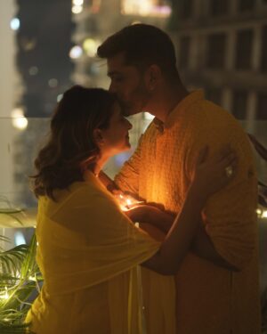 Kanupriya Gupta Instagram - Hope your Diwali was as special as mine… 🪔✨

Sending you all so much love and warmth and I pray you have people who brighten up your lives and I have these bunch of super souls ♥️

Photos by none other than our @rekabira_ 
My outfit @dcmumbai 

#diwali2024 #diwali #familytime #couplelove