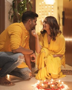 Kanupriya Gupta Instagram - Hope your Diwali was as special as mine… 🪔✨

Sending you all so much love and warmth and I pray you have people who brighten up your lives and I have these bunch of super souls ♥️

Photos by none other than our @rekabira_ 
My outfit @dcmumbai 

#diwali2024 #diwali #familytime #couplelove