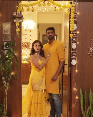 Kanupriya Gupta Instagram - Hope your Diwali was as special as mine… 🪔✨

Sending you all so much love and warmth and I pray you have people who brighten up your lives and I have these bunch of super souls ♥️

Photos by none other than our @rekabira_ 
My outfit @dcmumbai 

#diwali2024 #diwali #familytime #couplelove