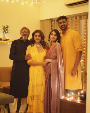 Kanupriya Gupta Instagram - Hope your Diwali was as special as mine… 🪔✨

Sending you all so much love and warmth and I pray you have people who brighten up your lives and I have these bunch of super souls ♥️

Photos by none other than our @rekabira_ 
My outfit @dcmumbai 

#diwali2024 #diwali #familytime #couplelove
