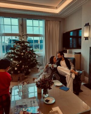Kareena Kapoor Instagram - Sorry was too busy enjoying my day ❤️🌈🥰
love and happiness People ❤️
Keep searching for Magic ❤️