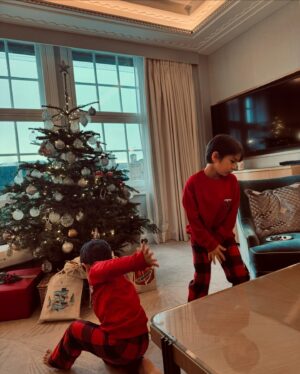 Kareena Kapoor Instagram - Sorry was too busy enjoying my day ❤️🌈🥰
love and happiness People ❤️
Keep searching for Magic ❤️